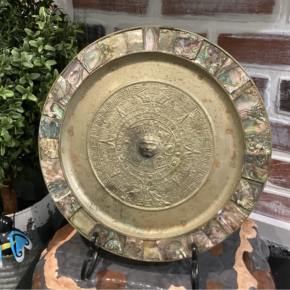 🟡 Vintage - Mayan / Aztec Calendar Wall Hang - Silver or Brass w/ Abalone Shell - Picture 2 of 9